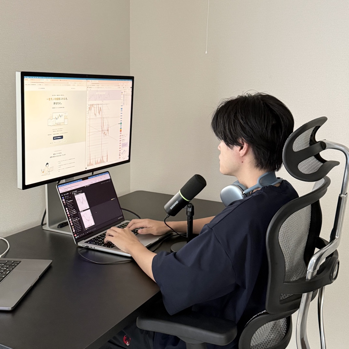 パソコンとマイクを使って講座生に対応するたーくん